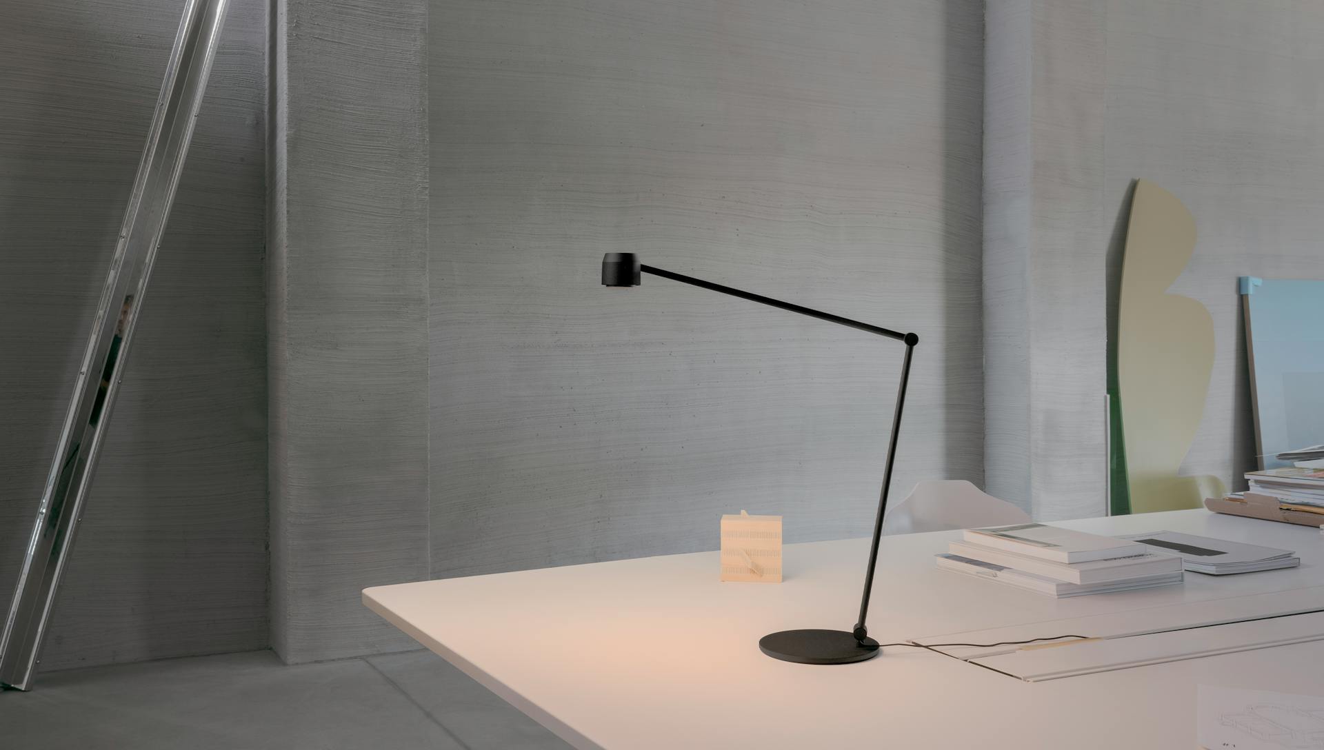 w225 Ion Table Light