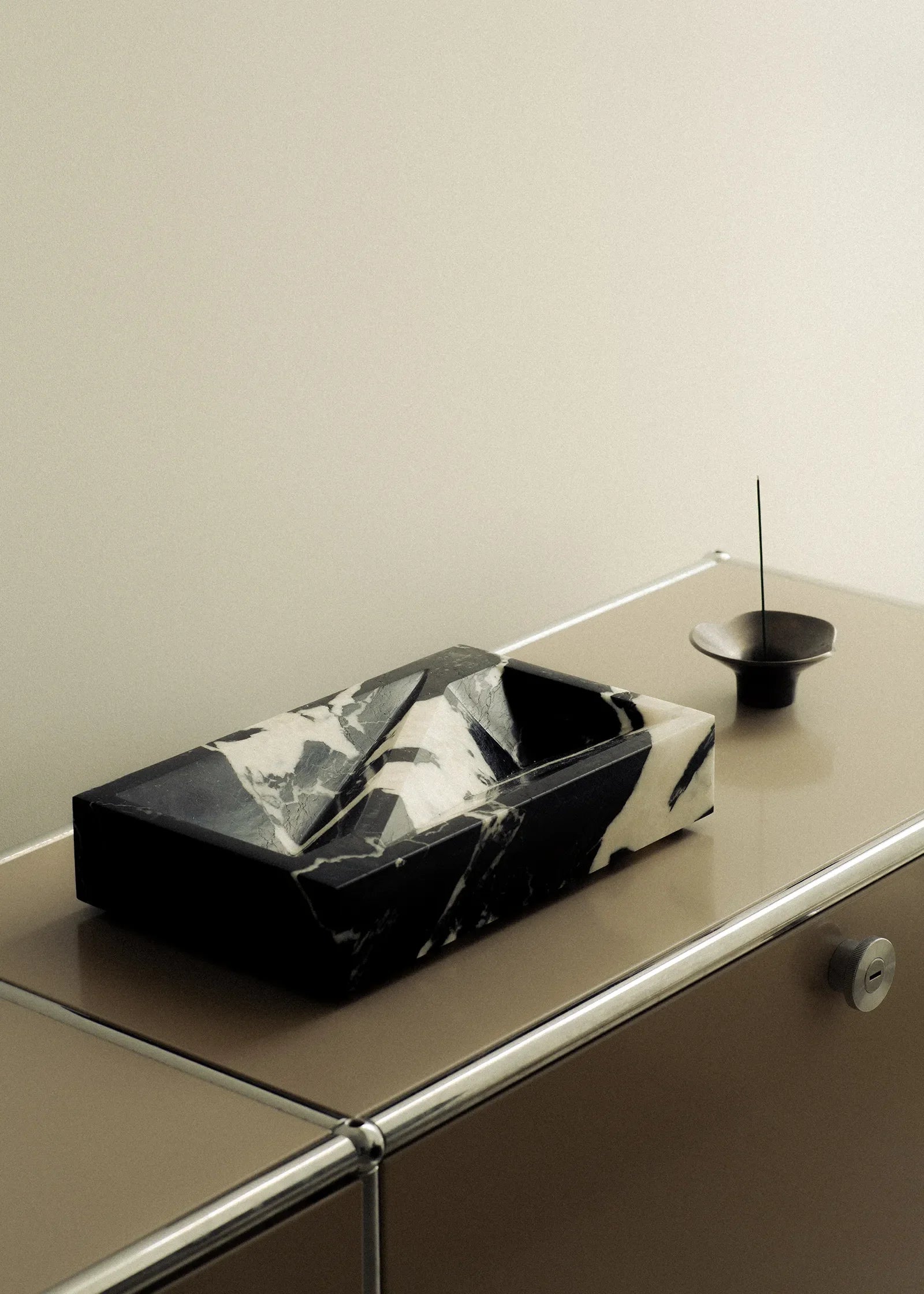 Block Tray in Noir Grande (Black and White)