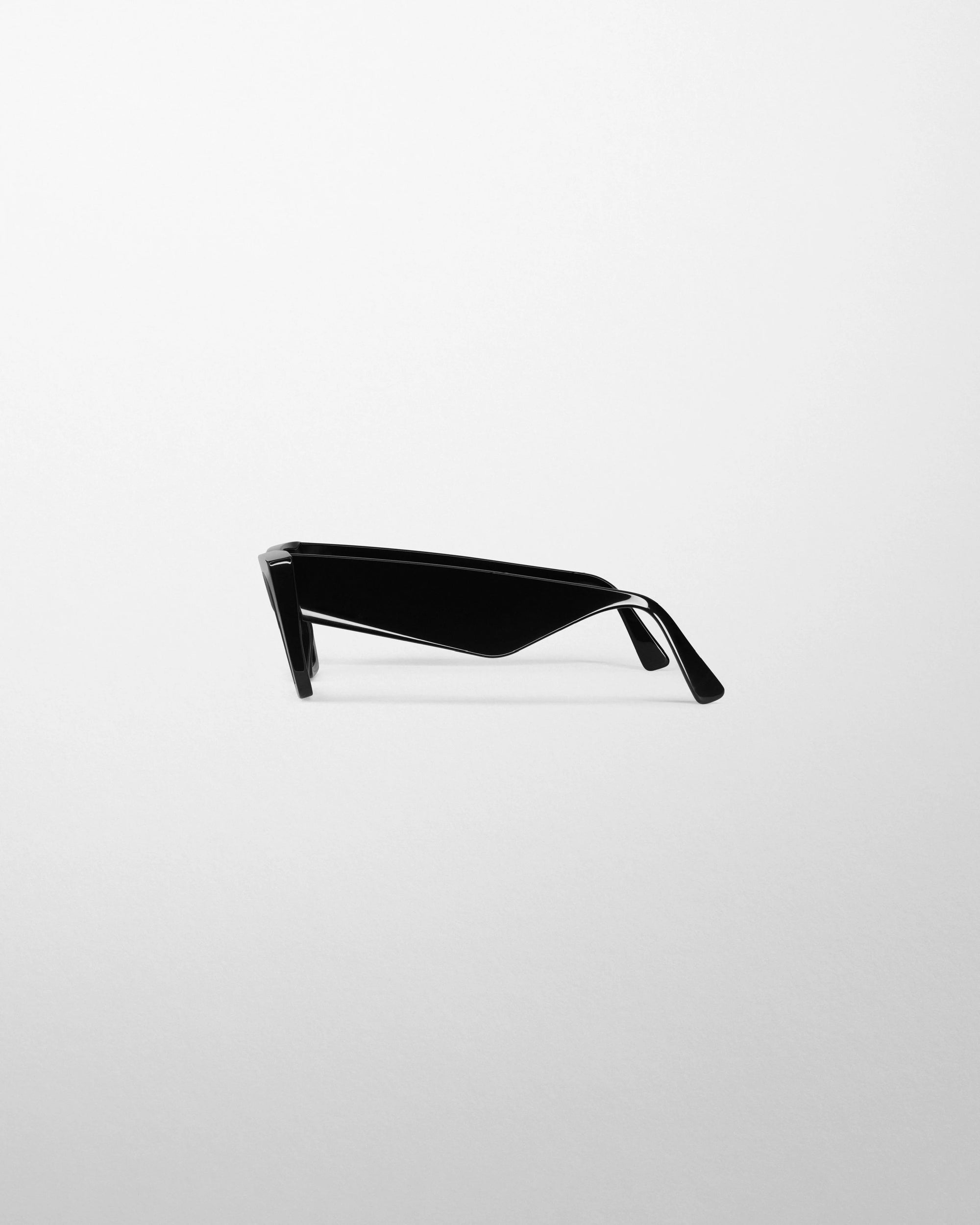 Peak Sunglasses in Black