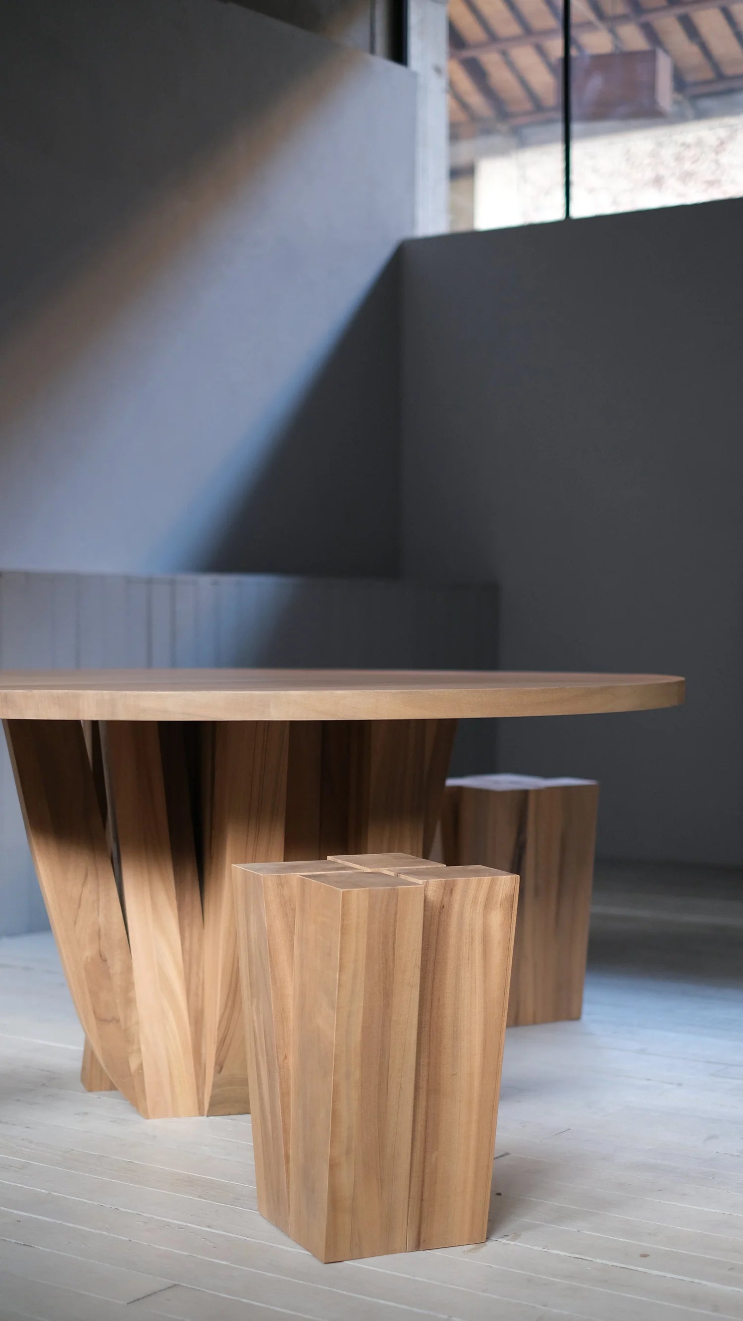 Zoumey Round Table