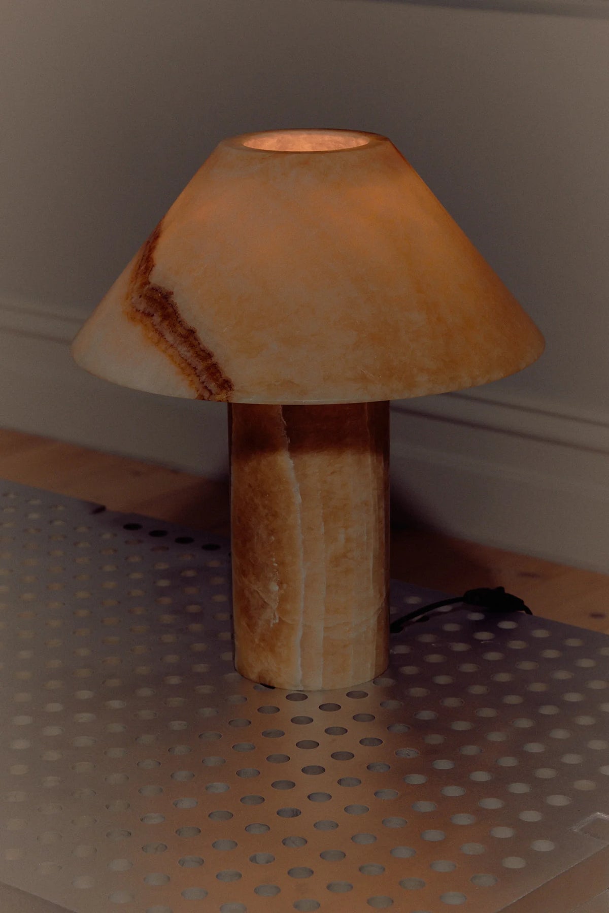 Pillar Lamp in Honey Onyx