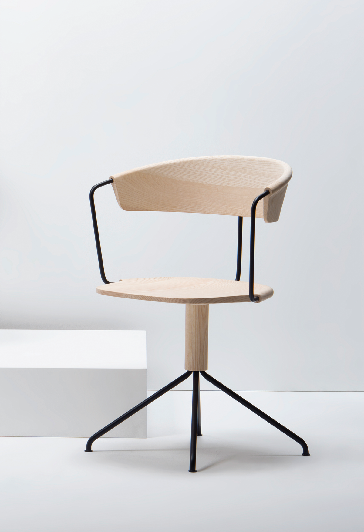 Uncino Swivel Chair