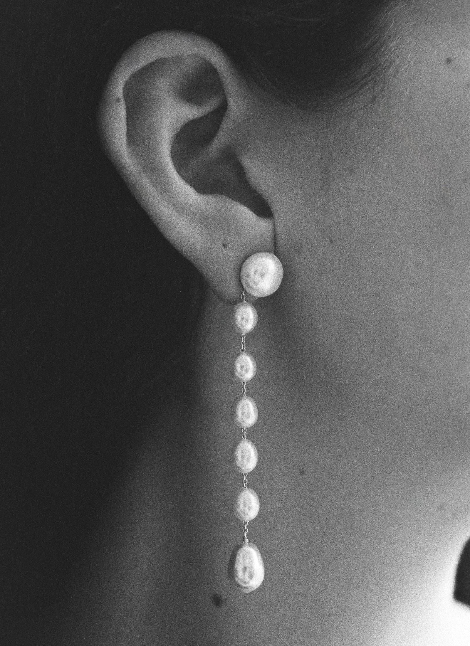 Medium Passante Earrings - White Pearl
