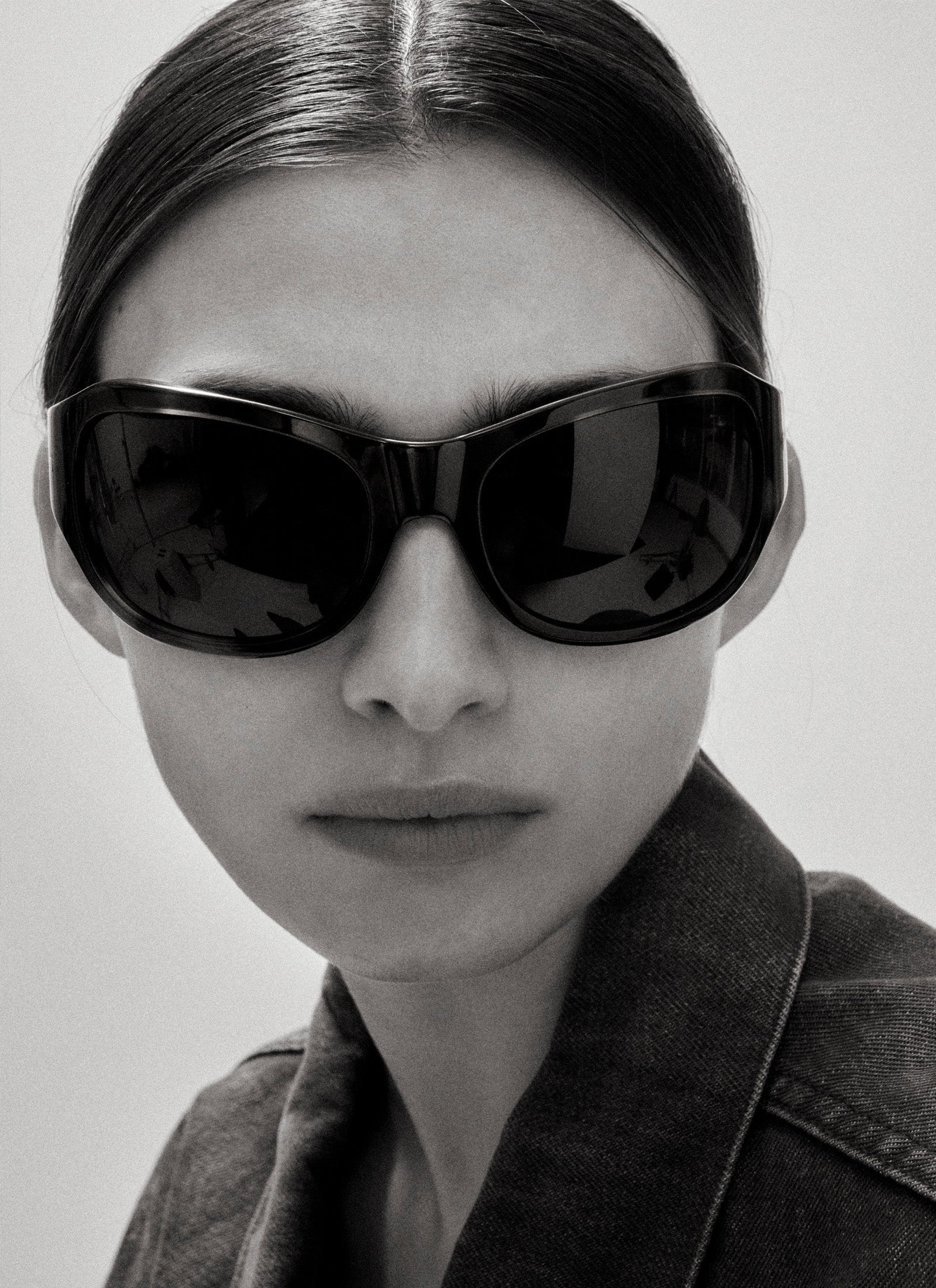 The Atlas - Black with Black Lens